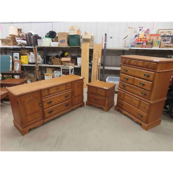 4 Piece Bedroom Suite : Dresser 52'' x 36'' x 18'' , Night Stand 23'' 