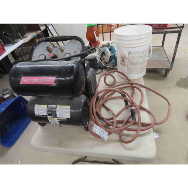 Motomaster Job Site 2 1/2 Gal Air Compressor 13 Amp with Hose