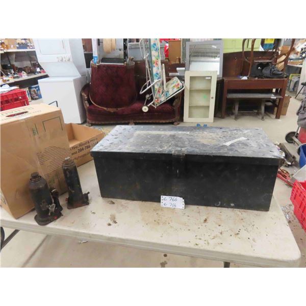 TwoZeroFour Metal Tool Box 10'' x 31'' x 14'', 2 Hydraulic Jacks