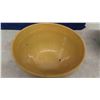 Image 9 : 2 Large Vintage Bowls Medalta & Yellowware 