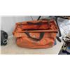 Image 7 : 2 Gas Masks, 3 Heavy Duty Aluminum Plates 17 1/2'' x 10'' , Orange Bag