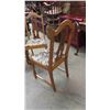 Image 7 : 5 Dining Room Chairs (1 Captain Chair)