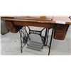 Image 7 : Singer Treadle Sewing Machine
