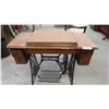 Image 9 : Singer Treadle Sewing Machine