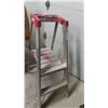 Image 2 : Prolight 4' Aluminum Step Ladder