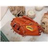 Image 2 : 5 Leather Baseball Gloves