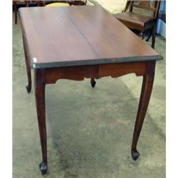 Queen Anne Style Mahogany Dining Table With Butterfly Leaf And Pads - From 28in To 50in Wide