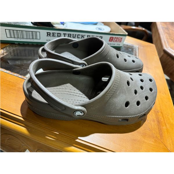 Crocks size 6W 8M