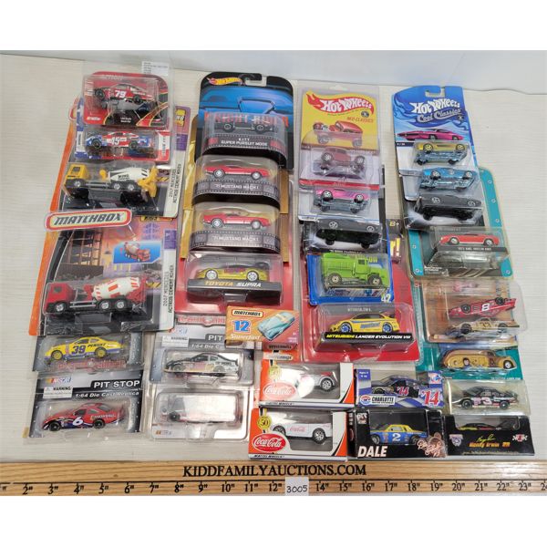 LOT OF 30 - DIECAST VEHICLES - INCL HOT WHEELS, MATCHBOX & GREENLIGHT, ETC. 