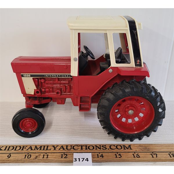 ERTL INTERNATIONAL 1586 DIECAST TRACTOR