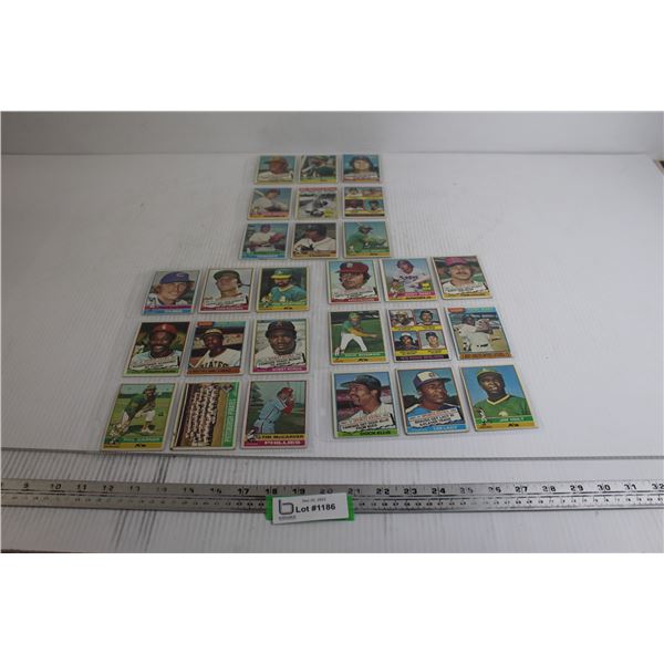 (27) 1976 Topps Baseball Cards