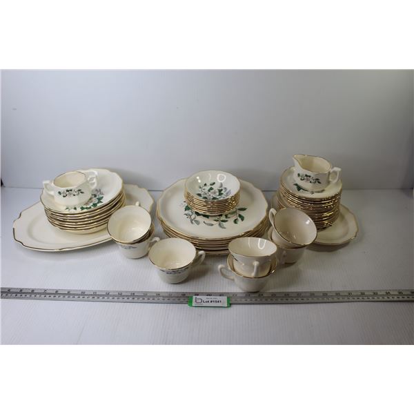 Hawthorne 50 Piece Set of China (chip in large platter)