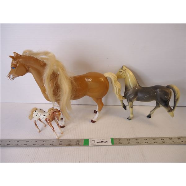 (3) Toy Horses-(1) has damage