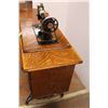 Image 5 : * Antique Singer Sewing Machine in Wheeled Cabinet
