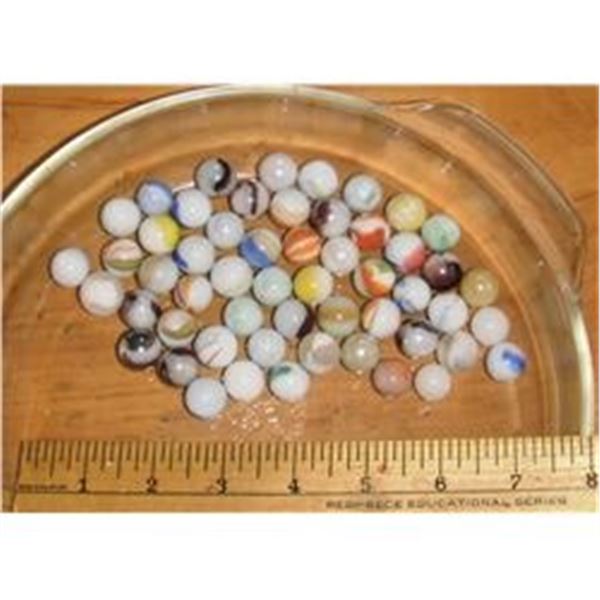 54 White old marbles or with colours 2 sizes -54 billes vielles blanches ou avec couleurs 2grandeurs