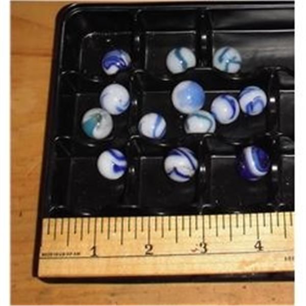 Collectionneurs: 13 vieilles billes blanches avec bleu-for collectors 13 old marbles white with blue