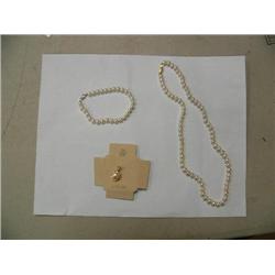 Lot of 3 pieces of pearl jewelry: Cultured Pearl Pendant 14 K yellow gold, replacement value at $200