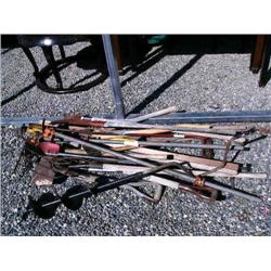Medium lot of garden tools: shovels, rakes, pitch forks, hole digger, axe, etc. (36)