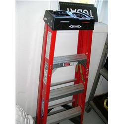 1 4' fiber glass folding ladder (7777)