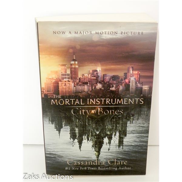 2013 CITY OF BONES (BOOK ONE OF THE MORTAL INSTUMENTS SERIES) - CASSANDRA CLAIRE