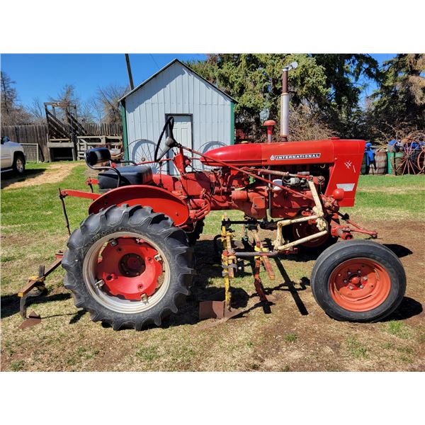 FarmAll 140 Gas Tractor, 3PT, Belly Mount cultivator, Off set, 12-volt Hyd. lift , Good Rubber, side