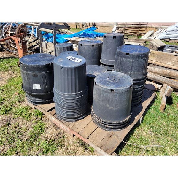 Assort. Hard plastic pots