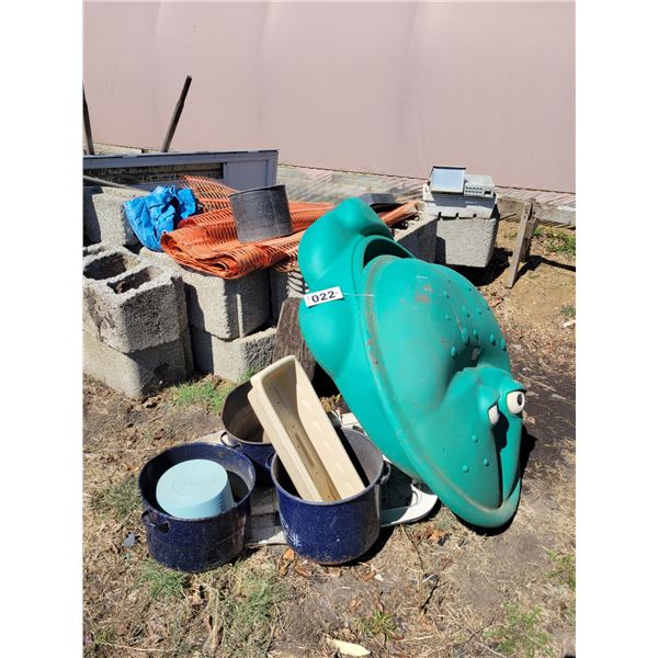 8 Antique blue pots, plastic snow fence turtle pool, 2 mouse traps