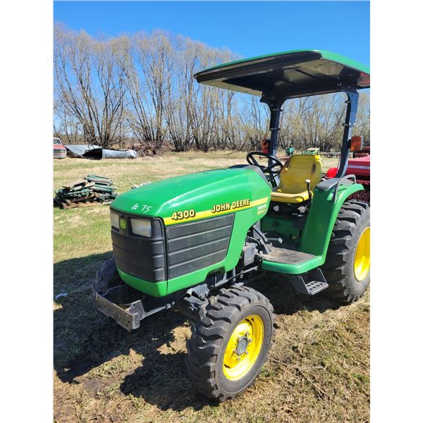 2000 JD 4300 4x4 diesel 3pt Tractor, Shuttle shift, showing 3350 hrs, 15-19.5 Industrial tires, SN. 