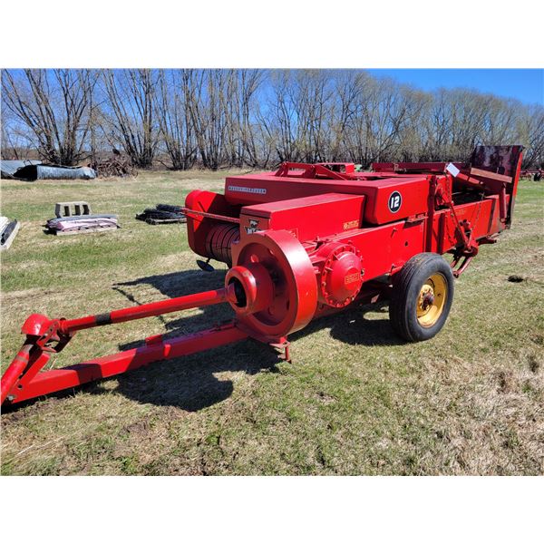MF #12 Square Baler  540  PTO, Stored inside, Very good condition, 1/4 turn shute