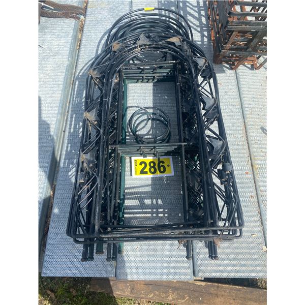 2 folding stands x 4', 6 trellis 22" x 12"