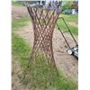 Image 1 : 5 wicker stands tri-pod