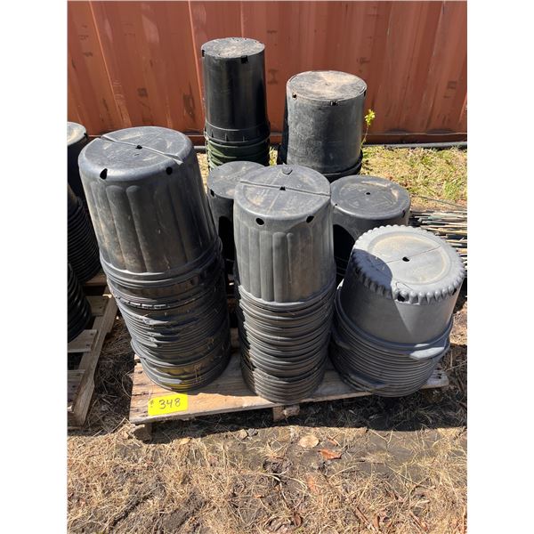 10 piles assorted pots, 2 to 4-gal