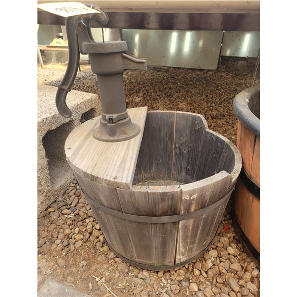 Small barrel water fountain, no pump