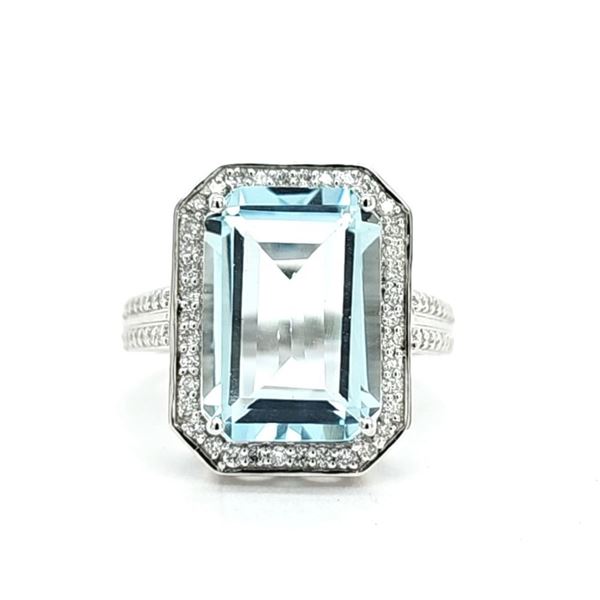 Classically-Inspired Aquamarine and Diamond Ring
