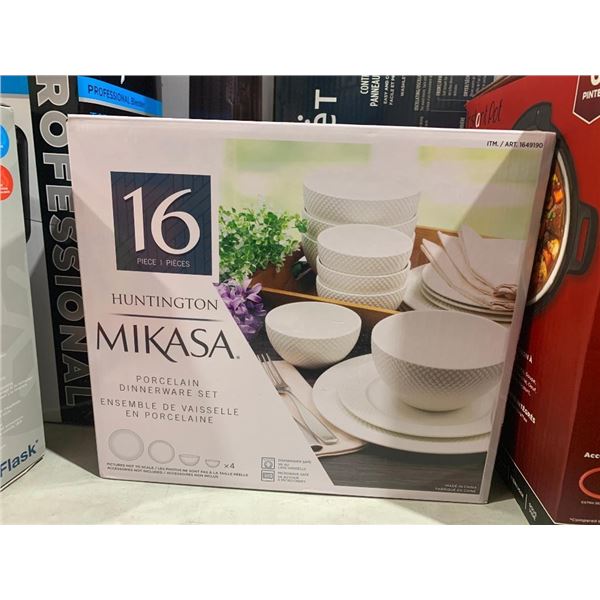 Huntington Mikasa 16 piece porcelain dinnerware set