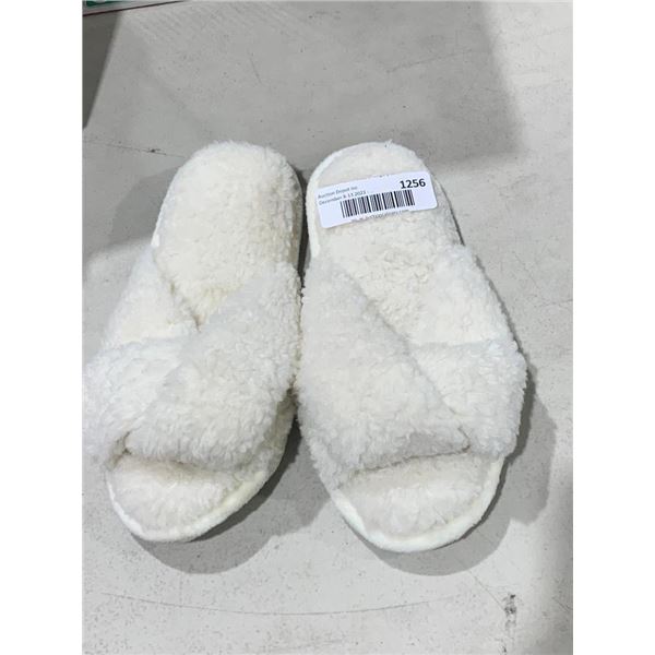 Womens size 5-6 fuzzy white slippers