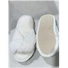 Image 2 : Womens size 5-6 fuzzy white slippers
