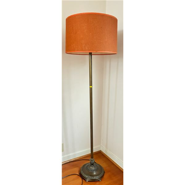 Vintage Stand Up Lamp 62H( Needs New Light Bulb)