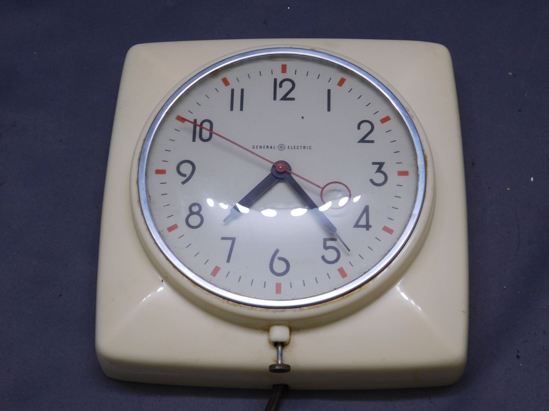 Vintage General Electric Kitchen Wall Clock Model 20H2 Works Plug In