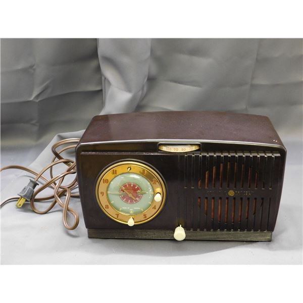 Vintage Tube Radio General Electric Bakelite Clock Radio C64