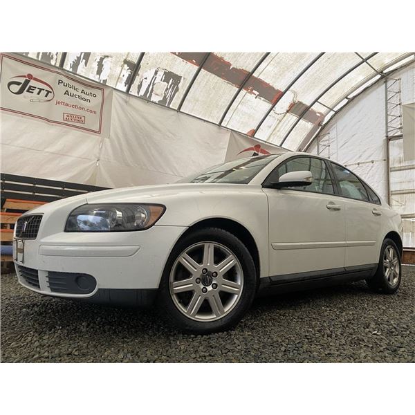 A12 --  2005 VOLVO S40 24I, White, 223947 KM