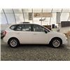 Image 11 : B4 --  2012 KIA RONDO, White, 88614 KM