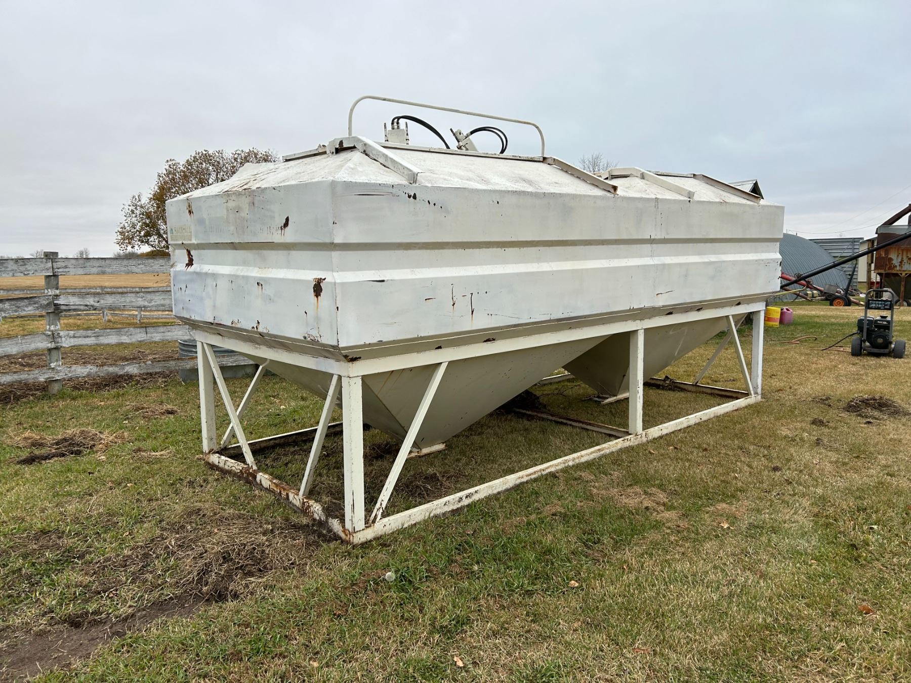 16 ft Tote Tank c/w 4 spouts
