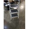 Image 2 : LITE 3 STEP FOLDING PAINTERS LADDER