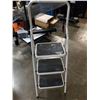 Image 3 : LITE 3 STEP FOLDING PAINTERS LADDER