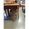 Image 8 : OAK DINING TABLE W/ 5 CHAIRS AND 5 LEAVES