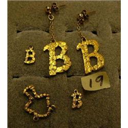 Lot of gold nugget initials: 4 B's; mushroom (27)