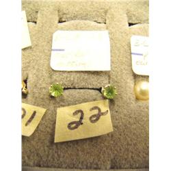 Pair of peridot earrings (27)