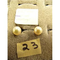 Pair of pearl earrings (27)
