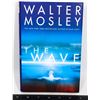 Image 1 : THE WAVE BY WALTER MOSLEY BOOK